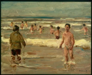 Niños bañándose en el mar