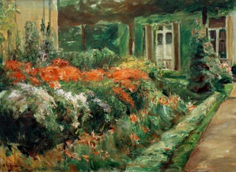 Plantas de flores en la casita del jardín hacia el este