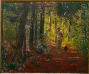 Hombre en un camino forestal