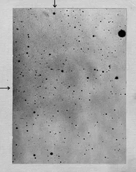 Exposición prolongada del campo estelar mostrando la trayectoria del asteroide Sappho contra puntos de estrellas