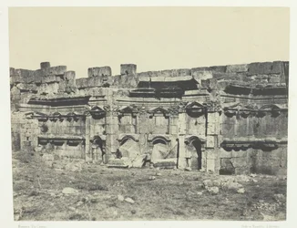 Baalbeck, Interior del recinto de los templos del Sol y de Júpiter, Siria, 1849-51, impreso 1852