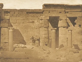 Cour du Palais Rhamsès-Meiamoun, a Médinet-habou Thèbes Restos de una Iglesia Copta