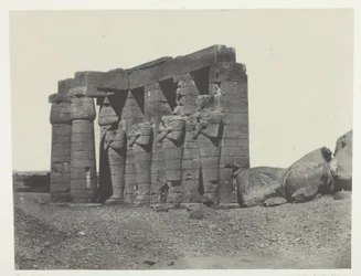 Gournah, Peristilo de la tumba de Osymandias (Ramesseum Occidental); Tebas, lámina 59 del álbum "Egypte, Nubie, Palestine et Syrie" (1852).