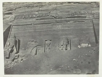 Ibsamboul, vista general del Gran Speos de Phrè, Nubia, 1849-51, impreso en 1852