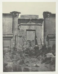 Médinet-Habou, Propileos del Thoutmoseum, Tebas, 1849-51, impreso en 1852