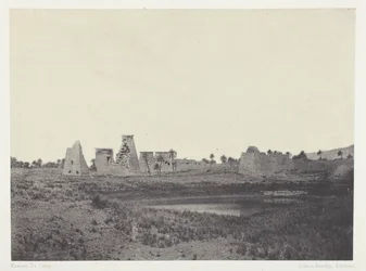 Palacio de Karnak, Propileos del Sur; Tebas