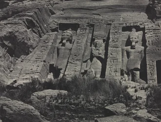Porción sur del templo excavado en la roca de Hathor, Abu Simbel, 1850