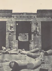 Tebas. Médinet-Habou. Parte oriental del Péristilo del Palacio de Ramsés-Méiamoun, 1850