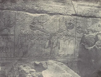 Tebas. Palacio de Karnak. Esculturas exteriores del Santuario de granito, 1850