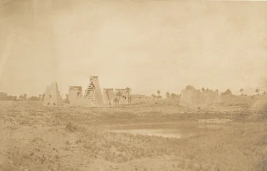 Vista de los propileos del palacio de Karnak, tomada desde el sureste