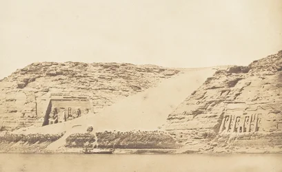 Vista general de los Speos de Phré y de Athor, en Abousembil, tomada desde la isla, 29 de marzo de 1850