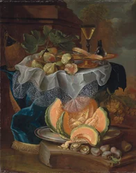 Higos, una taza dorada con una copa de vino facon-de-venise, en una mesa cubierta, un melón cortado en un plato de peltre con ciruelas en un pedestal