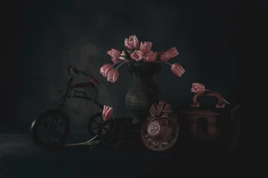 Naturaleza muerta melancólica con tulipanes