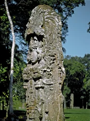 Detalle de una estela de la Gran Plaza
