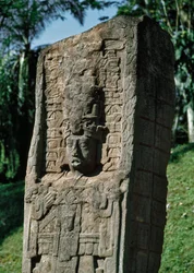 Detalle de una estela de la Gran Plaza