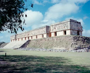 Civilización precolombina: vista del sitio de Uxmal, antigua capital maya, estilo Puuc. Norte de Yucatán 600-900 d.C.: pirámide del adivino. México