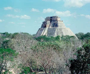 Civilización precolombina: vista del templo superior en el sitio de Uxmal, antigua capital maya, estilo Puuc. Norte de Yucatán 600-900 d.C. México