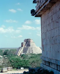 Civilización precolombina: vista del templo superior en el sitio de Uxmal, antigua capital maya, estilo Puuc. Norte de Yucatán 600-900 d.C. México