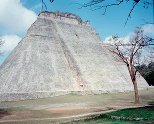 Civilización precolombina: vista del templo superior en el sitio de Uxmal, antigua capital maya, estilo Puuc. Norte de Yucatán 600-900 d.C. México