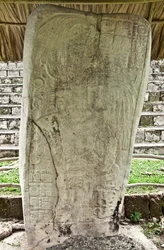Estela 9 que representa a Ajb’alun Haab’tal Wat’ul K’atel, rey clásico terminal de Seibal, Guatemala, conmemorando el fin del 9º Katun en AD. 849