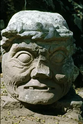 Escultura de piedra de una cabeza de anciano llamada el anciano de Copán, templo 11