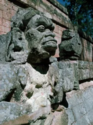 Esculturas de piedra - templo 11