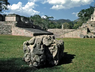 El campo de juego de pelota y el altar M, 378 d.C.