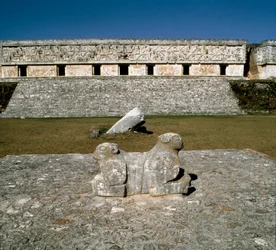 Vista del palacio del gobernador, altar de los dos jaguares, siglo IX-X
