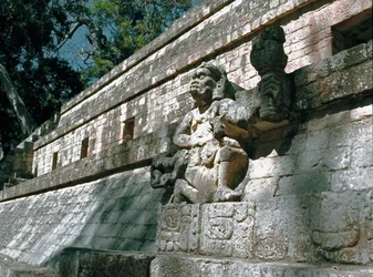 Vista del muro de la Acrópolis con esculturas de gobernantes de Copán, período clásico siglo VII-VIII