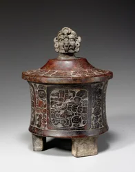 Un Vaso Trípode Maya con Tapa y Tallado, c.250-450