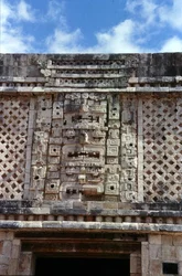 Detalle de talla del Edificio Este del Cuadrángulo del Convento, Maya Clásico Tardío, c.700-900 d.C. (foto)