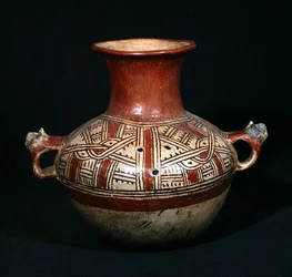 Urna funeraria con agujeros de Utatlán (Cumarcaaj), Quiché, Guatemala, América Central, período postclásico