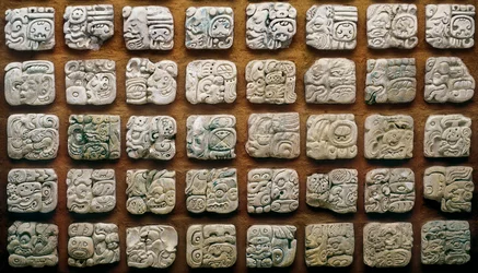 Calendario maya (320-1697) compuesto por diferentes glifos