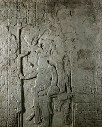 Arte maya: panel n. 1 del sitio maya de El Cayo (entre 600 y 800) que representa un personaje rodeado de inscripción en jeroglíficos en referencia a cálculos astronómicos. Colección privada