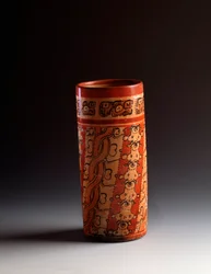 Vaso cilíndrico de arcilla policromada. De Tikal