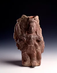 Arte precolombino, civilización maya, periodo clásico: estatuilla antropomorfa de arcilla que representa a una diosa asociada al maíz y que funciona como silbato. Procedente de Alta Verapaz, Guatemala. Dimensiones: 23,5 x 14,5 cm. Ciudad de Guatemala