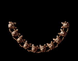Arte precolombino, civilización maya, período posclásico: collar de oro compuesto por elementos en forma de cabezas de jaguar. 600-1100 d.C. De Iximché, Chimaltenango, Guatemala. Guatemala, Museo Nazionale di Archeologia e Etnologia