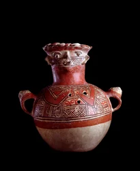 Arte precolombino, civilización maya, período posclásico: urna funeraria zoomorfa de arcilla. De Mixco Viejo, Chimaltenango, Guatemala. Guatemala, Museo Nacional de Arqueología y Etnología
