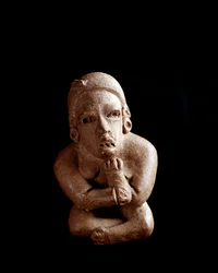Arte precolombino, civilización maya, período preclásico: estatuilla de arcilla que representa a una mujer sentada, con los brazos y las piernas cruzados. De San Agustín Acasaguastlán El Progreso, Guatemala. Dim. 10,7 cm Ciudad de Guatemala, Museo Nacional