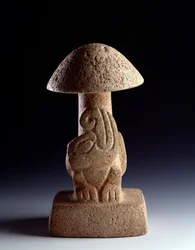 Arte precolombino, civilización maya, período preclásico: escultura de basalto en forma de hongo con la representación de una serpiente estilizada. De Kaminaljuyu, Guatemala. Guatemala, Museo Nazionale di Archeologia e Etnologia