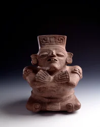 Arte precolombino, civilización maya, período clásico: vaso antropomorfo de arcilla que representa a un personaje sentado, con las piernas y los brazos cruzados y la cara hacia arriba. De La Lagunita, Quiché, Guatemala. Dim. h. 25 x ancho 21,5 cm Guatemala