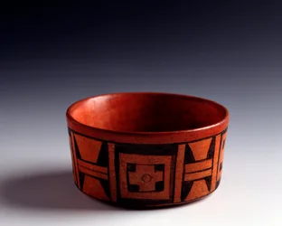 Arte precolombino, civilización maya, periodo clásico: cuenco de barro bicromo decorado con motivos geométricos. Procedente de Tikal, Quiché, Guatemala. Dimensiones: altura 5,7 x diámetro 11,5 cm. Guatemala, Museo Nacional de Arqueología y Etnología