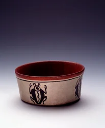 Arte precolombino, civilización maya, periodo clásico: cuenco de barro policromado decorado con escarabajos negros. Procedente de Petén, Guatemala. Dimensiones: altura 5,8 x diámetro 12,6 cm. Guatemala, Museo Nacional de Arqueología y Etnología
