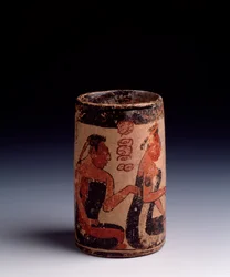 Arte precolombino, civilización maya, período clásico: vaso cilíndrico de arcilla decorado con dos hombres y una mujer realizando un ritual. De Tayasal, Guatemala. Guatemala City, Museo Nazionale di Archeologia e Etnologia