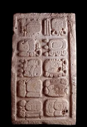 Arte precolombino, civilización maya, período clásico: fragmento de una escalera con glifos en relieve bajo. Guatemala, Museo Nazionale di Archeologia e Etnologia