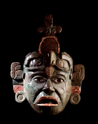 Arte precolombino, civilización maya, período clásico: máscara funeraria de jadeíta y conchas. De Tikal, Petén, Guatemala.