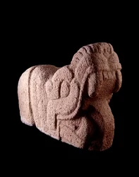 Arte precolombino, civilización maya, período clásico: tenón de piedra en forma de serpiente con la boca muy abierta. De Escuintla, Guatemala