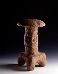 Arte precolombino, civilización maya, periodo clásico: escultura de piedra en forma de hongo trípode. Procedente de Chimaltenango, Guatemala. Dimensiones: 31,3 x anchura 18 cm. Guatemala, Museo Nazionale di Archeologia e Etnologia