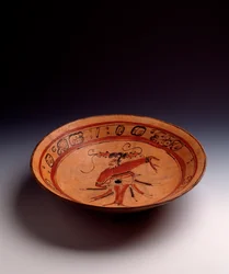 Arte precolombino, civilización maya, periodo clásico: vaso trípode de arcilla pintada. Procedente de Petén, Guatemala. Dimensiones: alt. 7,7 x diám. 35,2 cm. Ciudad de Guatemala, Museo Nazionale di Archeologia e Etnologia