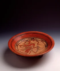 Arte precolombino, civilización maya, periodo clásico: vaso trípode de barro pintado. Procedente de Petén, Guatemala. Dimensiones: altura 8 x diámetro 33,8 cm. Ciudad de Guatemala, Museo Nacional de Arqueología y Etnología